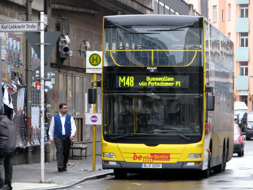 Berlin’de Otobüs Kazası: 12 Yaralı