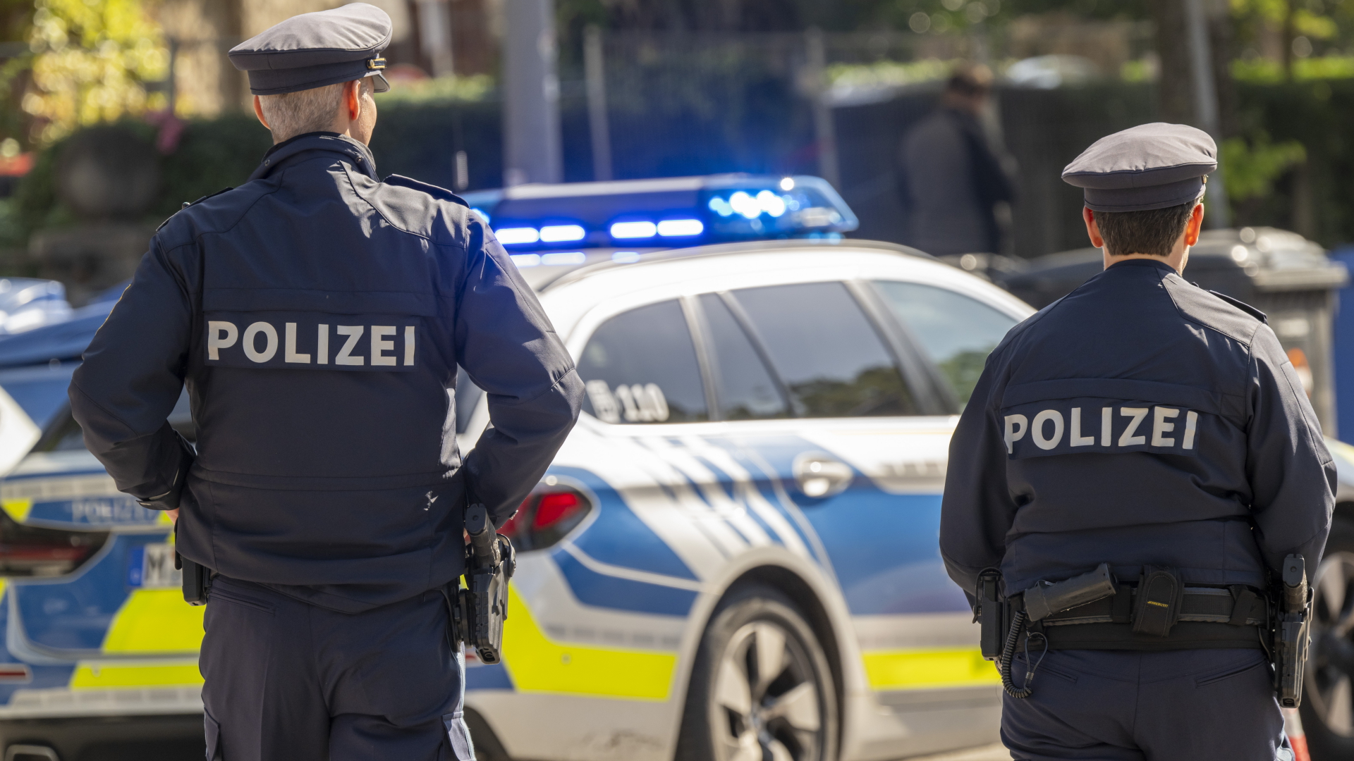 Berlin'de Araçlara Nazi Sembolleri Çizildi