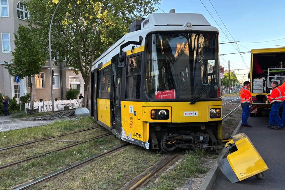 Berlin'de Tramvay ve Araç Çarpıştı